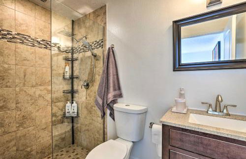 Chic Home with Fire Pit and Patio, Walk to Lake! - Foto 17