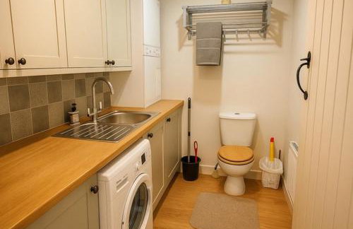 Elegant 2BD Townhouse in Thirsk: Cozy & Stylish - Photo 11