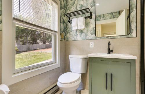 Walk to White Lake Family Home with Deck and BBQ - Foto 11