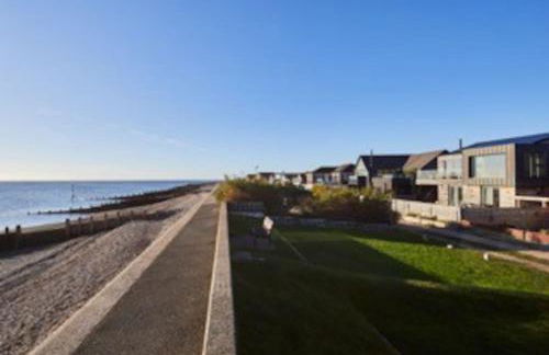 Stunning architect designed beachfront property - Foto 48