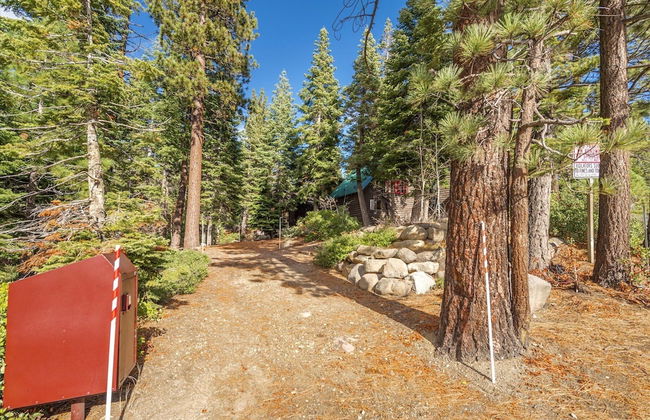 Authentic & Stylish Cabin in Lake Tahoe by Sierra Getaways - Foto 27