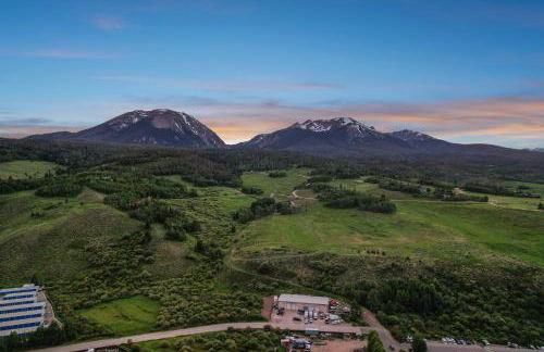 4-Season Modern Mountain Penthouse with Private Hot Tub & Scenic Views - Foto 57