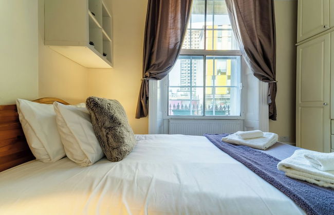 Stylish 2Bed Steps from Iconic Waterloo - Photo 11