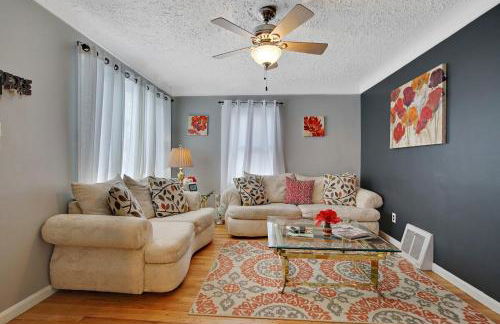 Super Cute & Cool Home with 65Inch TV 2Baths 4 Bedrooms 2King Beds BBQ Grill Fenced Backyard - Foto 29