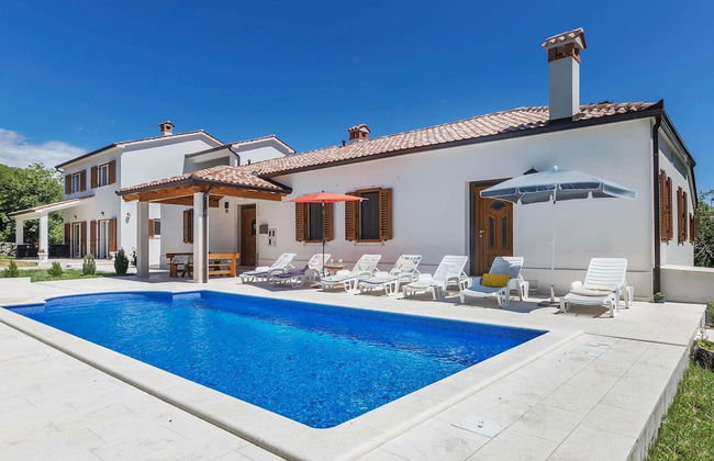 Large Holiday Home With Swimming Pool - Foto 1