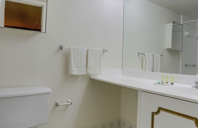 Modern Apt Near Airport & Metro - Photo 40