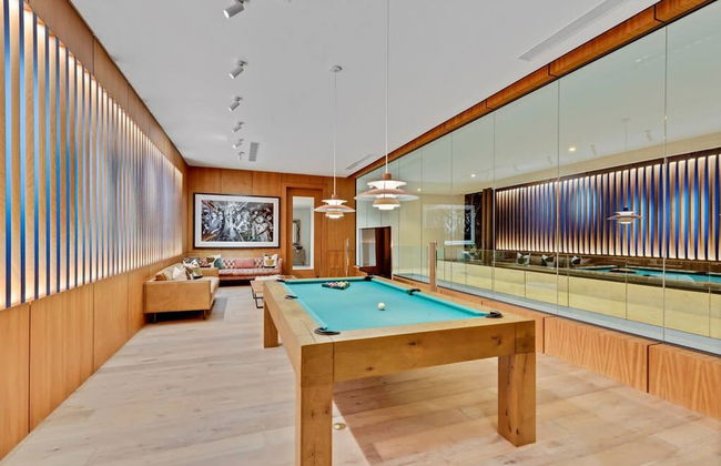 Modern 7BR Villa w Stunning Views of Golf Course - Photo 18