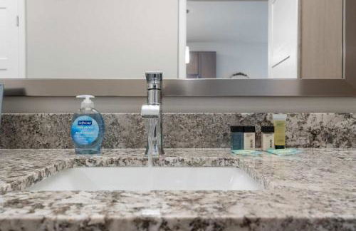 Washer & Dryer with Free Underground Parking with a Pool - Foto 36