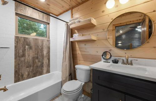 Cozy Cabin with Hot Tub, Fire Pit and Arcade Games - Foto 44