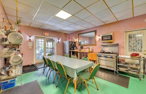 Lanesville Home with Pool Table, Bar and Deck! - Foto 10