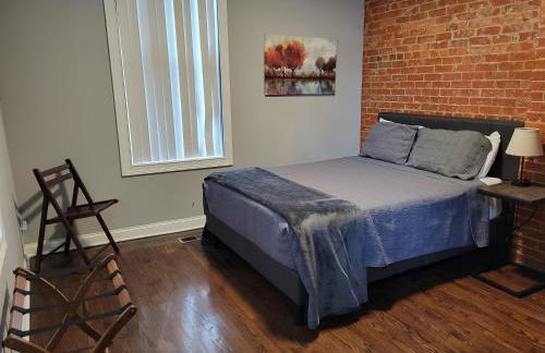 Spacious Industrial split level with a Balcony - Photo 11