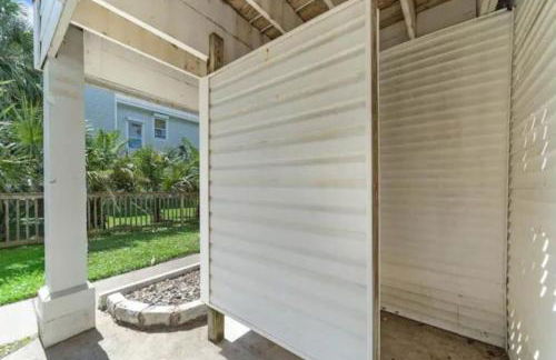 Texas vacation home with huge yard and pool, close to beach - Foto 25