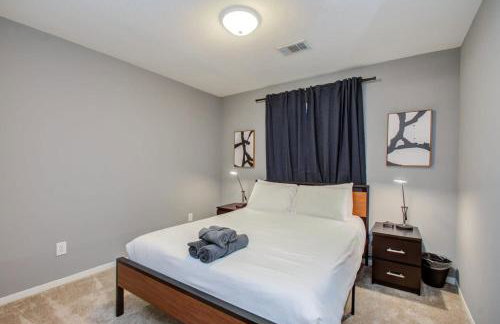 Luxury Mansion Dream Home - 6 Bed Pool Grill - Photo 26