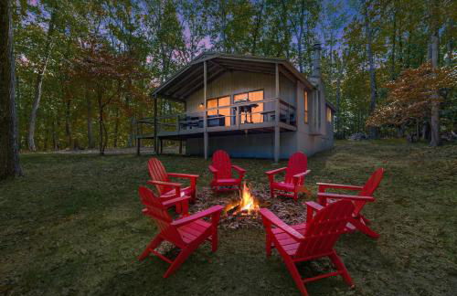 Spacious w Hot Tub, Fire Pit, Deck, Grill and WiFi - Foto 20
