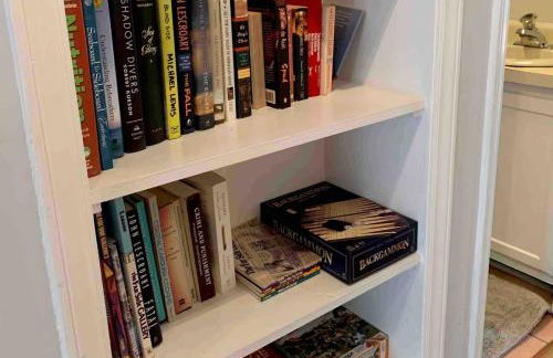 3 Bedroom Cozy Cottage with fenced in backyard and hot tub 4 miles to the beach - Foto 16