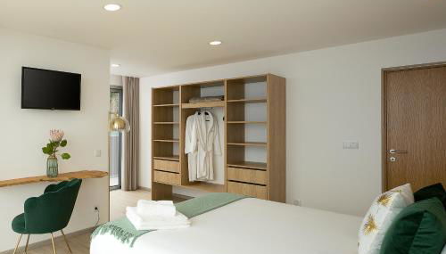 Bella Vista (Heated Pool & Private Parking) - Photo 3, towels, wardrobe