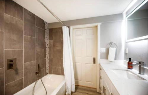 Modern Cozy Bright 2BR Lower Unit w private entry - Foto 14