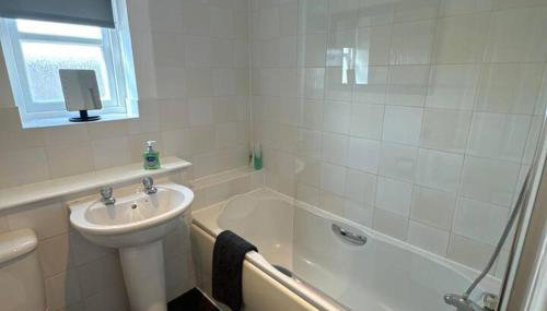 2 Bed Apartment Sleeps 4 -Near Airport -WiFi & Tv - Foto 3, towels