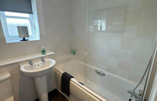 2 Bed Apartment Sleeps 4 -Near Airport -WiFi & Tv - Foto 3