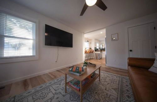 Centrally Located Cozy Modern Home in Bethel - Foto 15