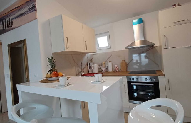 Beachfront Apartment With Balcony and Sea View - Foto 7