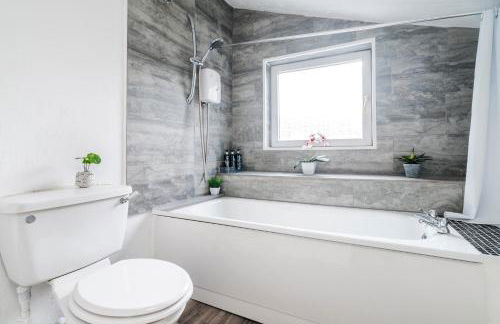 2 Bedroom House, 5 Single Beds, Fast WiFi - Photo 31