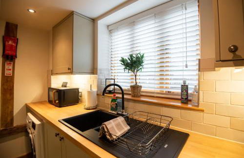 Bramble Cottage - Cosy 2 Bed With Deluxe HOT TUB & Log Burner - Photo 25