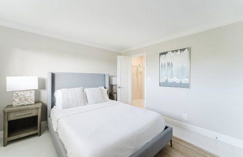 Boca Beachside 2BR 2BA with Pool and Balcony Steps to Sand - Foto 45