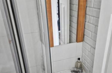 Cosy Studio in Hampton Hill short Walk to Bushy Park with Free Parking and WiFi and Pets welcome - Foto 25