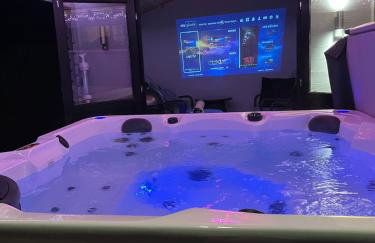 Sunset Retreat Cabin, Private Hot Tub with Mini Cinema Projector & Garden views - Foto 44