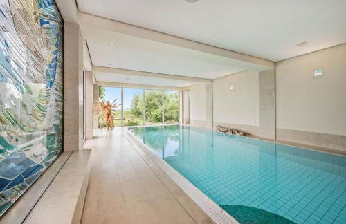 Wellness-Oase mit Wasserblick, Pool, Sauna & Fitnessbereich - Foto 1