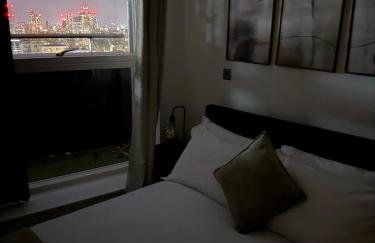 Panoramic City Views Elegant 2BR, 2 Min to Metro - Foto 17