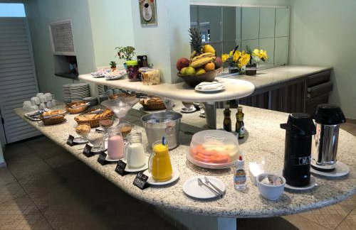 Fabuloso flat 241, Amarílis, Riviera de São Lourenço 3 Piscinas climatizadas carregador veiculo eletrico 2 quartos sendo uma suíte internet 500mb Adega, cozinha equipada completa, serviço de praia fim de semana limpeza trocas de toalhas, - Foto 32