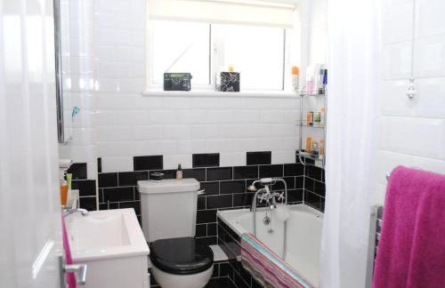 House - 3 bed 2 bath, self check in, amazing views! - Photo 12