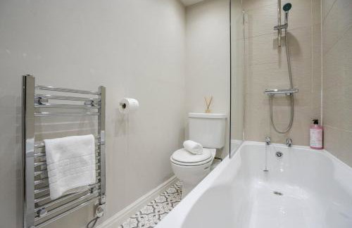 Cozy Waterfront Apartment - Free Parking & Wi-Fi - Photo 26