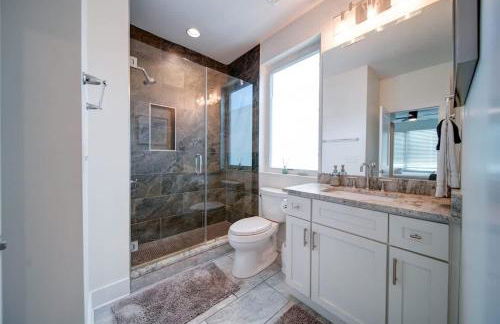 Modern Rooftop Townhome w Hot Tub & Skyline Views - Photo 39