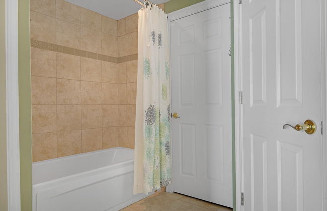 Tropical High-Rise Condo with Beachside Pool Access and Free Poolside WiFi - Unit 2004 by RedAwning - Foto 15