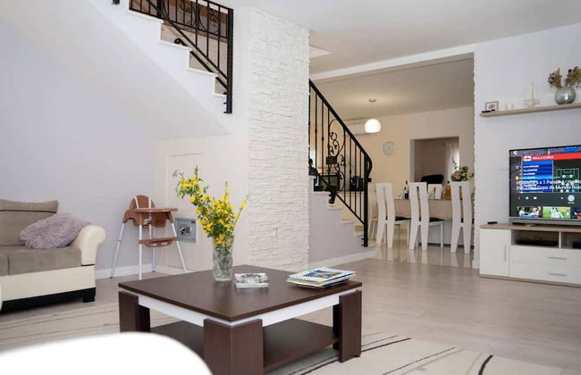 Peaceful Escape With Mountain Views, Heated Pool and Modern Amenities in Radošić - Foto 6