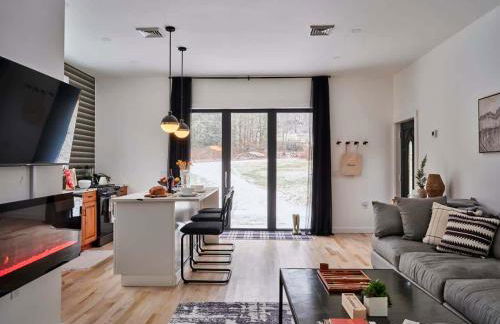 Chic Renovated Chalet with Private Pond - Foto 2