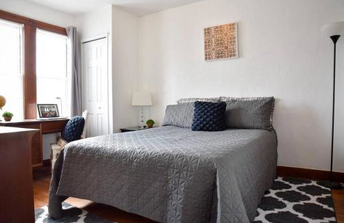 Beautiful 3 Bedroom Home Cozy Front and Back Porch - Foto 14