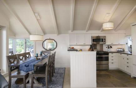 Chapman Cove by Avantstay Gorgeous Beach Bungalow w/ Sauna - Photo 14