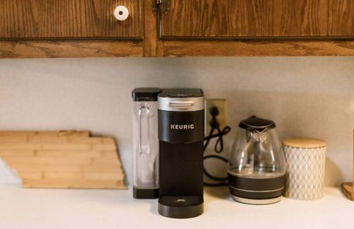 ~ The Cozy Farmhouse ~ | Sleeps 10+ | Farm Views - Foto 6