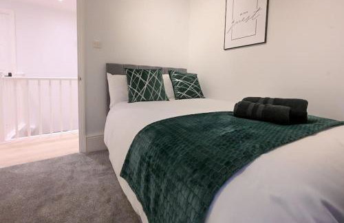 Luxury 2 Bed Maisonette with Parking Near Tube - Foto 23