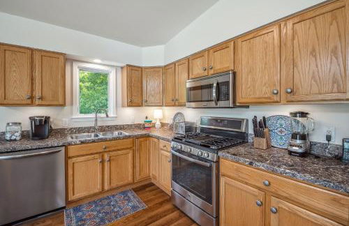 Trailblazer Lodge - Upscale, hot tub, trail, game room, wifi, fire pit, bar, pool table, king bed, view, pet friendly - Photo 20