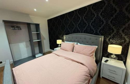 3 Bed House - Sleeps 6 - Parking - Wifi - Photo 13