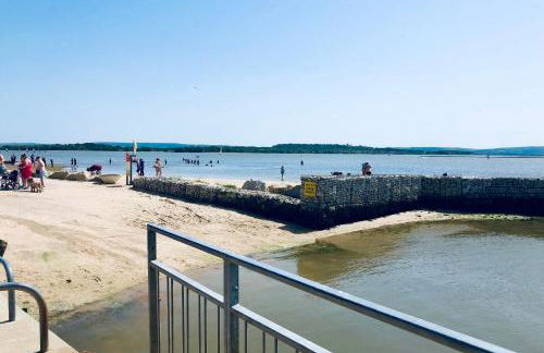Family Seaside Retreat Private Stay at 5-Star Rockley Holiday Park Poole - Photo 41