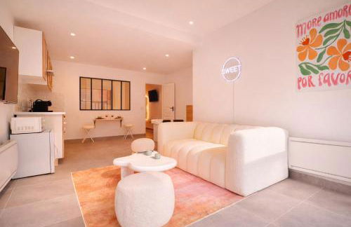 Le Sweet - By BEST KEYS - Suite Design avec Spa Privatif Balnéo - Centre-Ville - Lit Queen Size - Smart TV Netflix - Ambiance Romantique - WiFi Fibre - Check-in Autonome - Foto 5