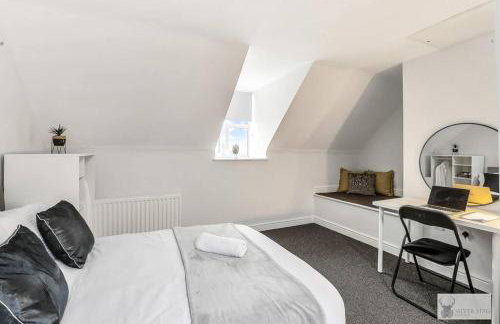 Modern 4-Bedroom Gem Family & Business Friendly - Foto 28