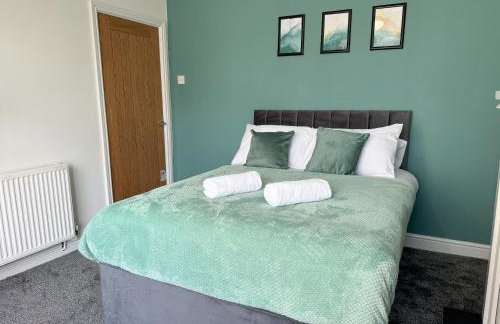 Stoneleigh Retreat 4BR Entire Home - Photo 1