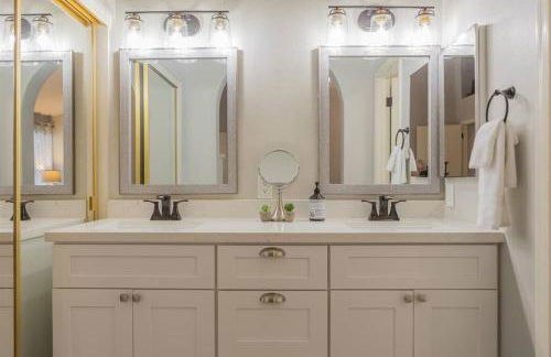 Cozy home with pool, fire table, BBQ, RV parking - Foto 21